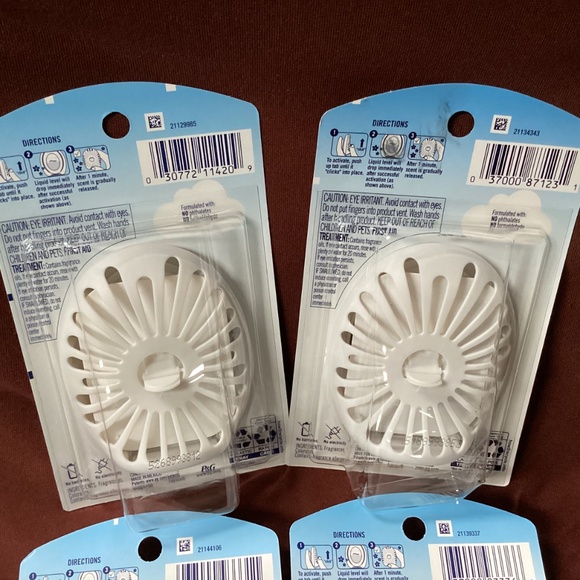 Febreze Bathroom/Small Spaces Air Freshener Bundle - Picture 5 of 6